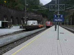Zwei Taurus Loks durchfahren mit einem leeren Erzzug den Bahnhof von Hieflau in Richtung Eisenerz